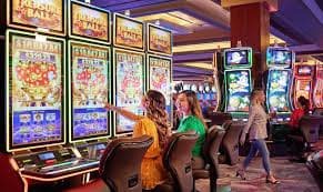 Layar Live Dealer aplikasi Android manifold dengan streaming video blackjack dan roulette